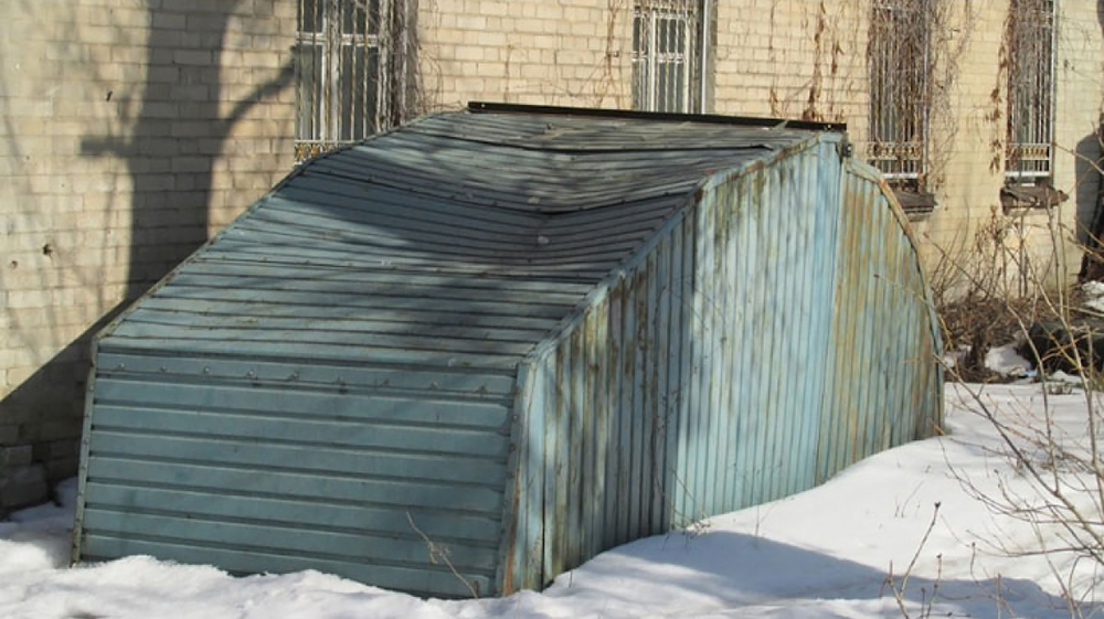 Вот так выглядят металлические гаражи, которые относятся к движимому имуществу — их часто называют «ракушки» . Еще несколько лет назад такие сооружения часто встречались во дворах. Но большая часть из них уже вывезена на специализированные стоянки. Раз такие гаражи ставились незаконно — оплачивать перевозку и хранение приходилось владельцам. А если они откажутся — расходы могут взыскать через суд