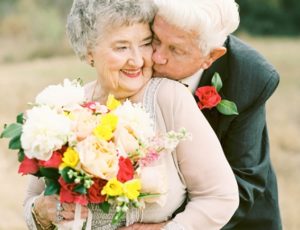 Пожилые брачующиеся