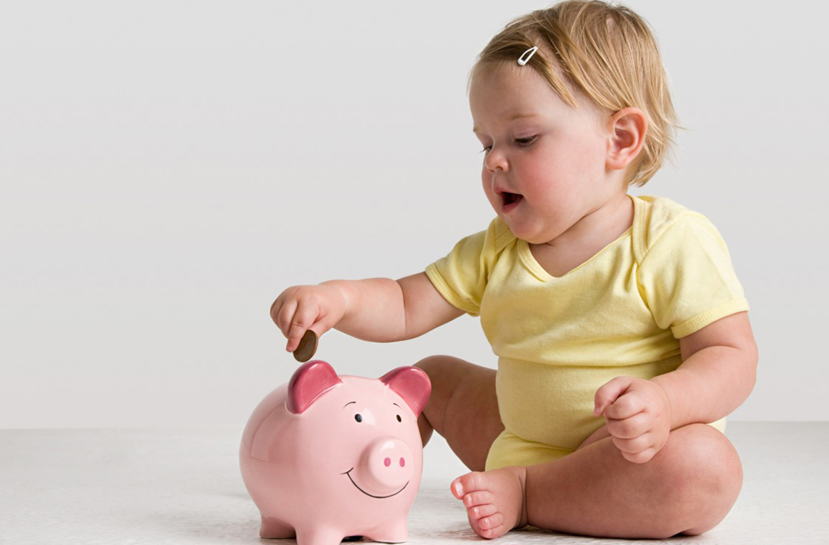 ребенок с копилкой