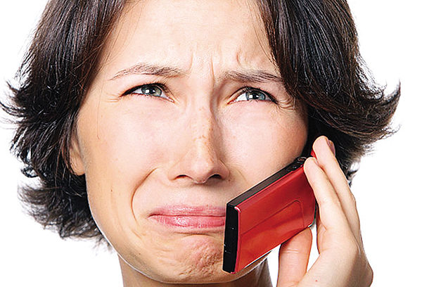 Расстроенная женщина звонит по мобильному