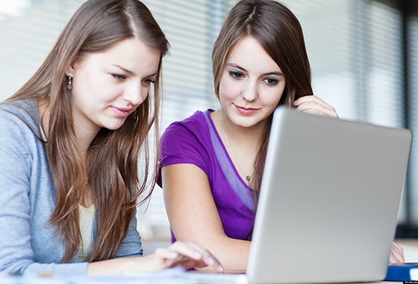 Студентки за ноутбуком