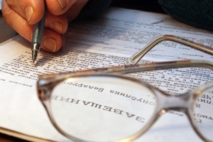 Уход за пожилым человеком с правом наследования жилья: где найти кандидата, как за ним досматривать?