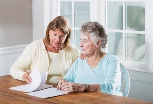 Уход за пожилым человеком с правом наследования жилья: где найти кандидата, как за ним досматривать?